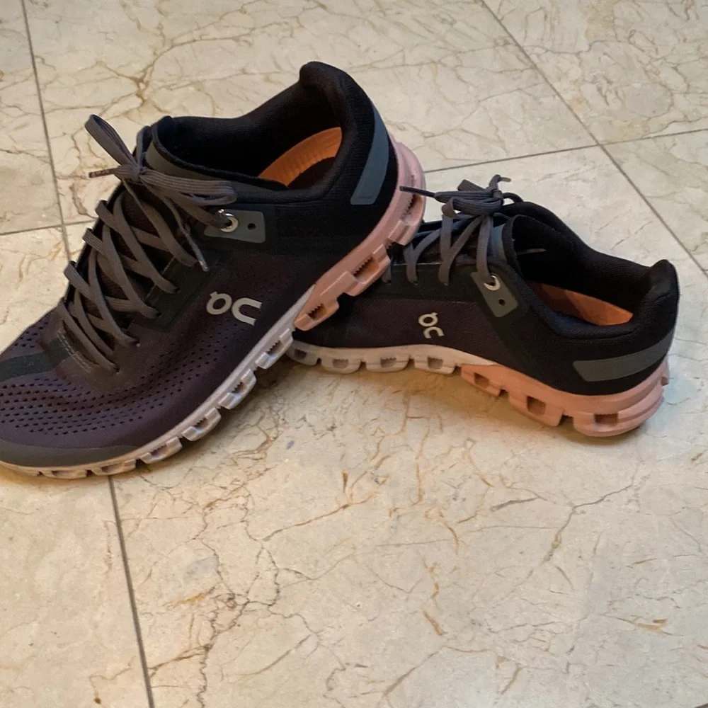 On Cloud women sneaker size 8.5 - Picture 2 of 4